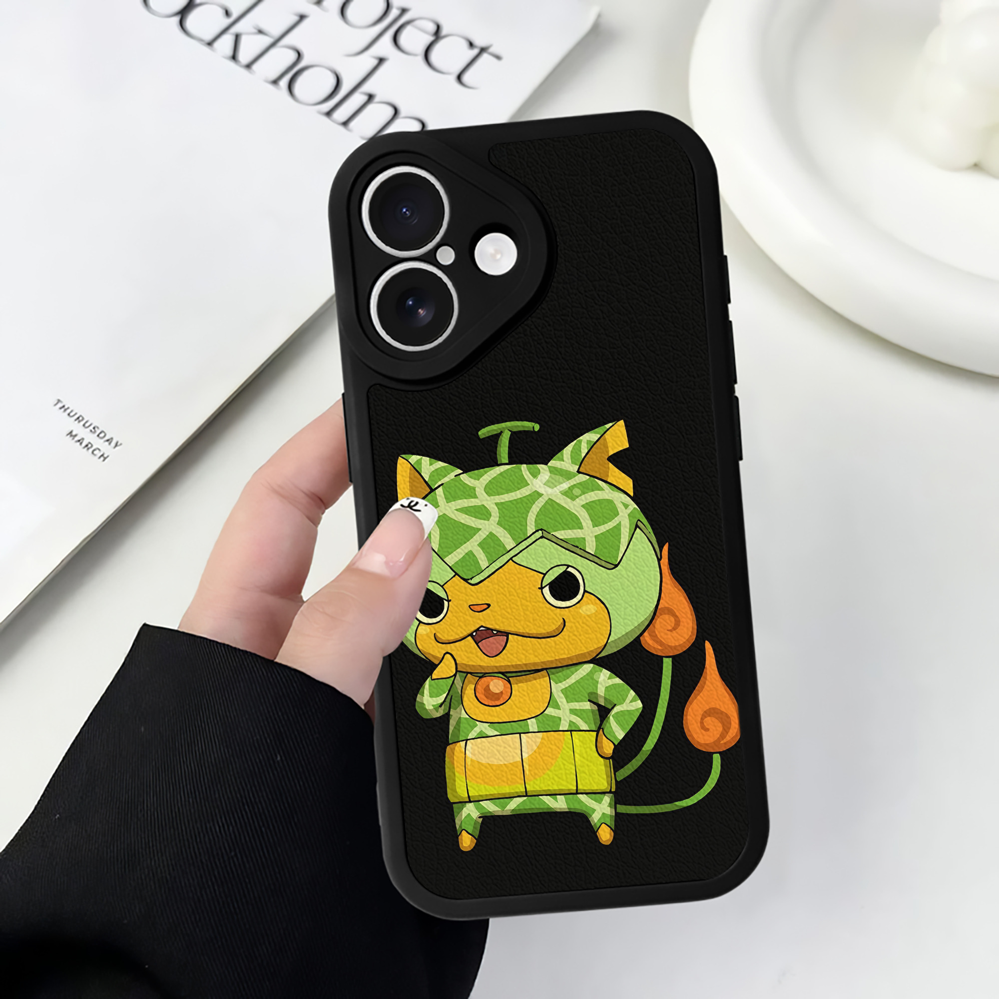 （画像用） 妖怪ウォッチ Yo-kai Watch 【iPhone 16シリーズ対応】シリコンスマホケース（レザー調） 材質：シリコン